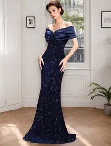 Elegante vestido de noche sirena azul marino con hombros descubiertos y detalles de lentejuelas