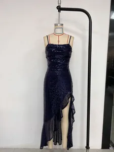 Elegantes dunkelblaues Pailletten-Abendkleid mit Spaghettiträgern und Beinschlitz