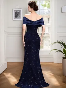Vista trasera del elegante vestido de noche sirena con lentejuelas azul marino y hombros caídos