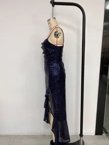 Seitenansicht eines dunkelblauen Pailletten-Abendkleids mit einem hohen Beinschlitz