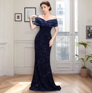 Elegante vestido de noche de sirena azul marino con lentejuelas y hombros caídos