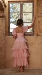 Vestido largo rosa con volantes, mangas abullonadas y espalda descubierta