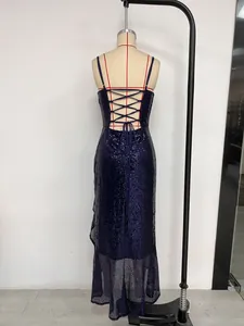 Detail eines dunkelblauen Pailletten-Abendkleids mit Schnürung am Rücken für Bälle.