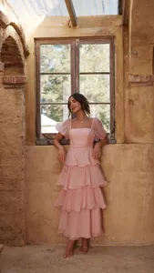 Elegante vestido largo rosa de capas con mangas abullonate y escote cuadrado rústico