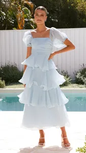 Elegante vestido largo de volantes azul claro con mangas abullonadas y escote cuadrado.