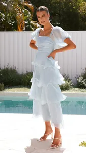 Elegante vestido midi de niveles azul claro con mangas abullonadas y espalda abierta