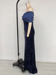 Elegante vestido de noche sirena con lentejuelas azul marino y hombros descubiertos, ala.