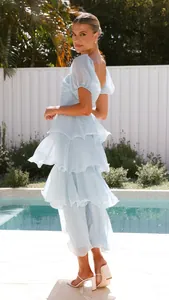 Vestido largo escalonado con mangas abullonadas y espalda abierta azul claro, modelo.