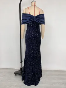 Vista trasera de un vestido de noche sirena con lentejuelas azul marino en maniquí