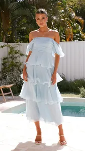 Elegante vestido midi de color azul claro con hombros descubiertos y volantes en piscina