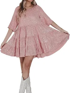 Détail d'une robe à paillettes roses avec volants pour un look de soirée scintillant