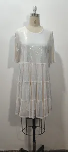 Vue détaillée d'une robe à paillettes blanches scintillantes avec volants sur un mannequin
