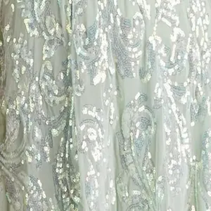 Nahaufnahme von hellblauem Paillettenstoff mit Paisley-Stickerei für Partykleider