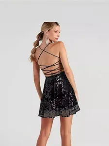 Rückenansicht von sexy schwarzem Pailletten-Minikleid mit gekreuzten Trägern für Partys