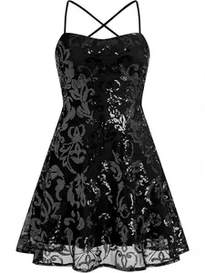Nahaufnahme des aufwendigen schwarzen Pailletten-Blumenmusters auf dem Partykleid