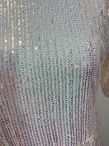 Gros plan détaillé des paillettes irisées scintillantes sur un tissu de robe de soirée