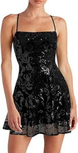 Detailansicht der aufwendigen schwarzen und silbernen Pailletten-Stickerei auf dem Partykleid.