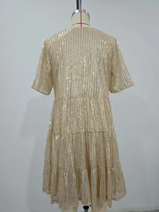 Vue arrière d'une robe courte dorée à paillettes avec volants pour les fêtes