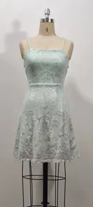 Detailansicht eines minzgrünen Pailletten-Minikleides für Partys an einem professionellen Mannequin