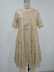Vue détaillée de la robe de soirée à paillettes dorées avec ourlet à volants étagés