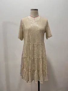 Robe à paillettes dorées avec jupe plissée à plusieurs niveaux et col rond élégant