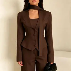 Detailansicht des braunen Damen-Blazer-Anzugsets mit passendem Halstuch-Detail