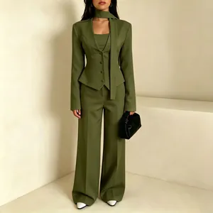 Komplette Ansicht eines olivgrünen Damenanzugs mit Blazer, Schal und weit geschnittener Hose