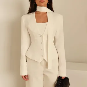 Elegantes weißes Damen-Blazer-Set mit Schalkragen und passender Hose im Detail.