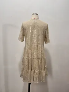 Vue arrière d'une robe de soirée à paillettes champagne à manches courtes et volants