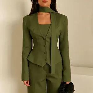 Elegantes olivgrünes dreiteiliges Anzugset mit V-Ausschnitt Blazer und passendem Schal