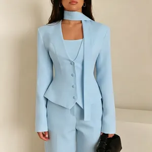 Detailansicht des hellblauen dreiteiligen Anzugs mit Blazer, Weste und Schal