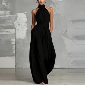 Eleganter schwarzer Neckholder-Jumpsuit mit weitem Bein und Taillenfalten für Damen