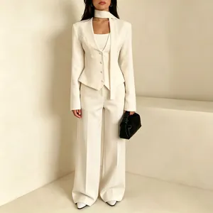 Elegante Ganzkörperansicht des weißen dreiteiligen Anzugs mit V-Ausschnitt Blazer und weiter Hose