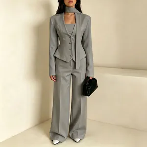 Eleganter grauer Damen Dreiteiler mit Blazer, Weste, Hose und passendem Halstuch.