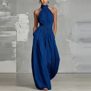 Eleganter königsblauer Jumpsuit mit Neckholder, weitem Bein, Bindegürtel und Taschen
