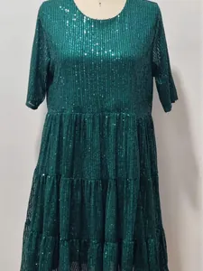 Robe élégante à paillettes vertes, manches courtes, col rond et ourlet à volants