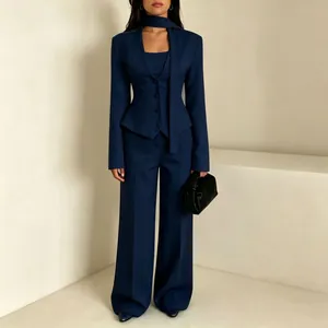 Eleganter marineblauer dreiteiliger Damen Business-Anzug mit Blazer und weiter Hose