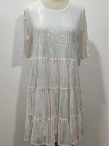 Mini-robe de cocktail à paillettes blanches avec manches mi-longues et jupe à volants