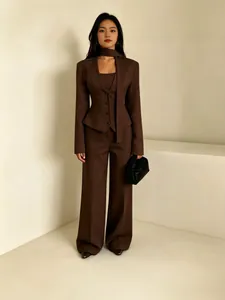 Elegantes schokoladenbraunes Blazer- und Hosenset mit passendem Schal für Damen