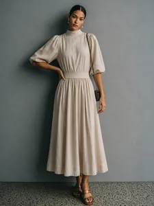 Elegante beige midi-jurk met opstaande kraag, pofmouwen, getailleerde taille en plooirok.