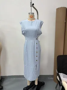 Robe sans manches bleu clair à col rond avec boutons latéraux et fente élégante