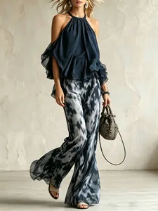 Vista dettagliata del set top halter in chiffon blu e pantaloni a gamba larga stampati