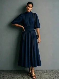 Elegante marineblauwe midi-jurk met hoge nek, pofmouwen en een geplooide A-lijn rok