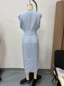 Vue arrière d'une robe midi sans manches bleu clair avec taille haute et fermeture éclair