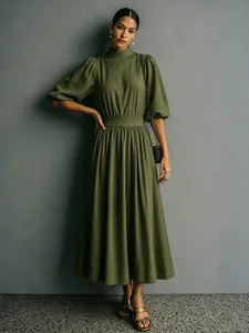 Elegante olijfgroene jurk met hoge hals, pofmouwen en een geaccentueerde taille.