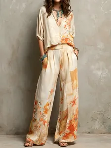 Détail d'un ensemble pantalon évasé taille haute à imprimé floral bohème pour femme.