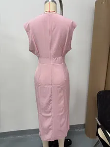Vue arrière d'une élégante robe mi-longue rose sans manches sur un mannequin de couture.