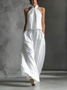 Detalle del conjunto de top halter blanco y pantalones de pierna ancha para mujer