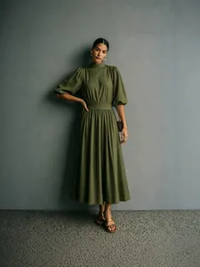 Elegante olijfgroene midi-jurk in Franse stijl met opstaande kraag en pofmouwen