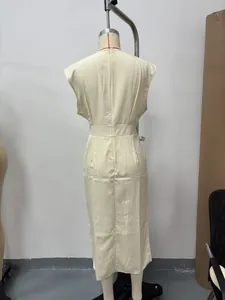 Détail du dos avec fermeture éclair et taille cintrée d'une robe d'été couleur abricot